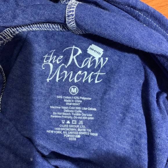 A short sleeve with a hood. - Picture 3 of 3